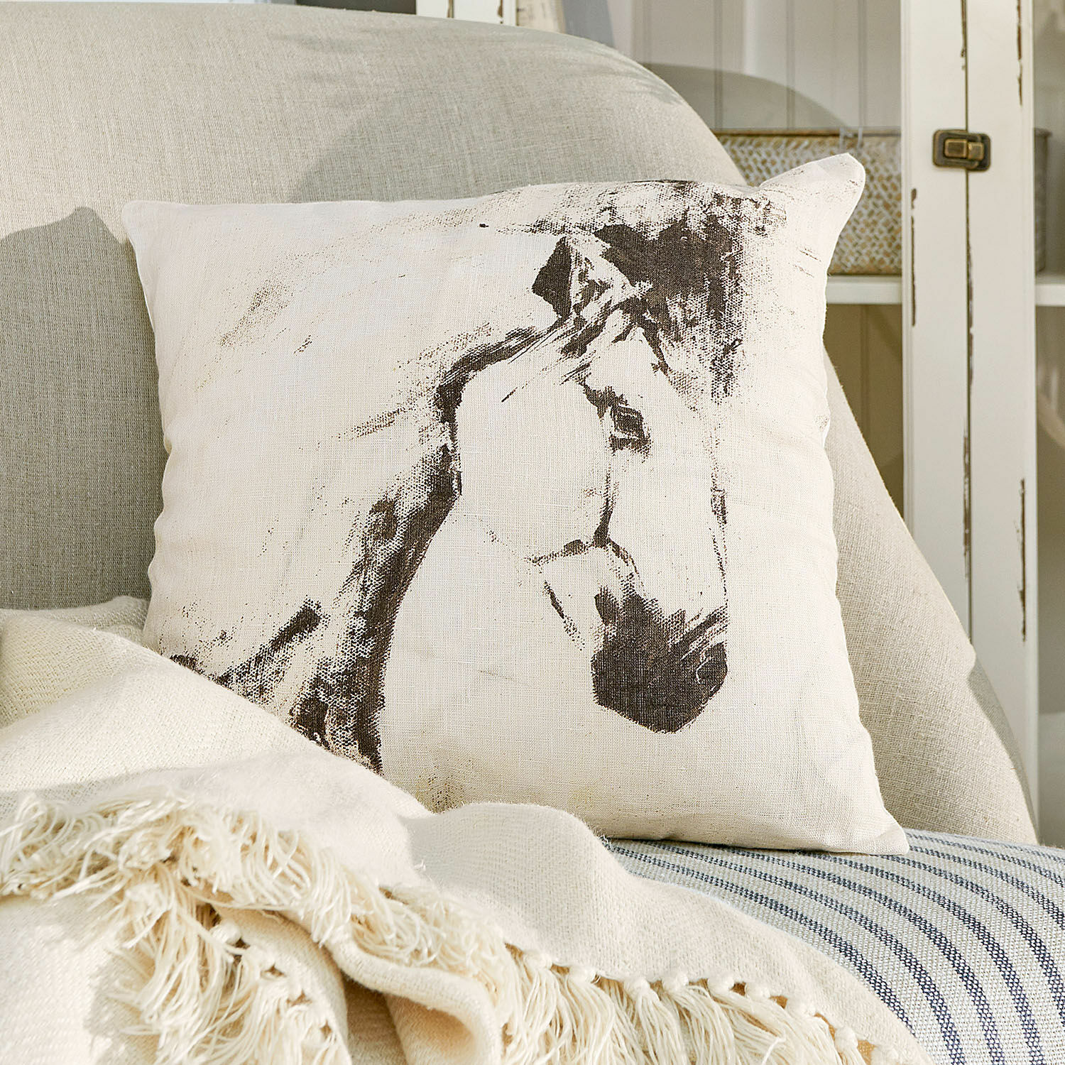 Housse de coussin Mirandel Coussin décoratif en coton crème avec impression cheval, accessoire élégant pour salon cosy