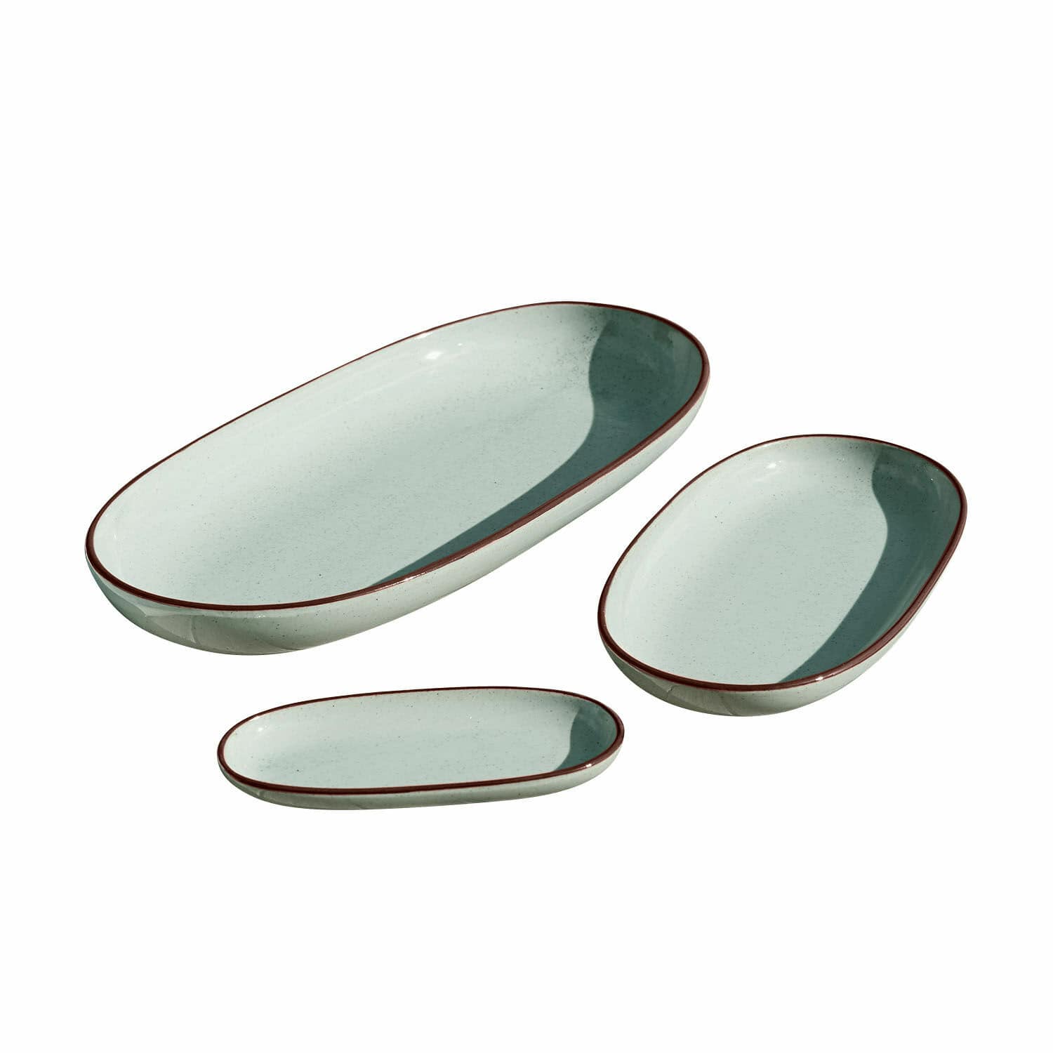 Lot de 3 plateaux de service Biarré Ensemble de trois assiettes ovales en céramique claire avec bord brun pour servir les plats.
