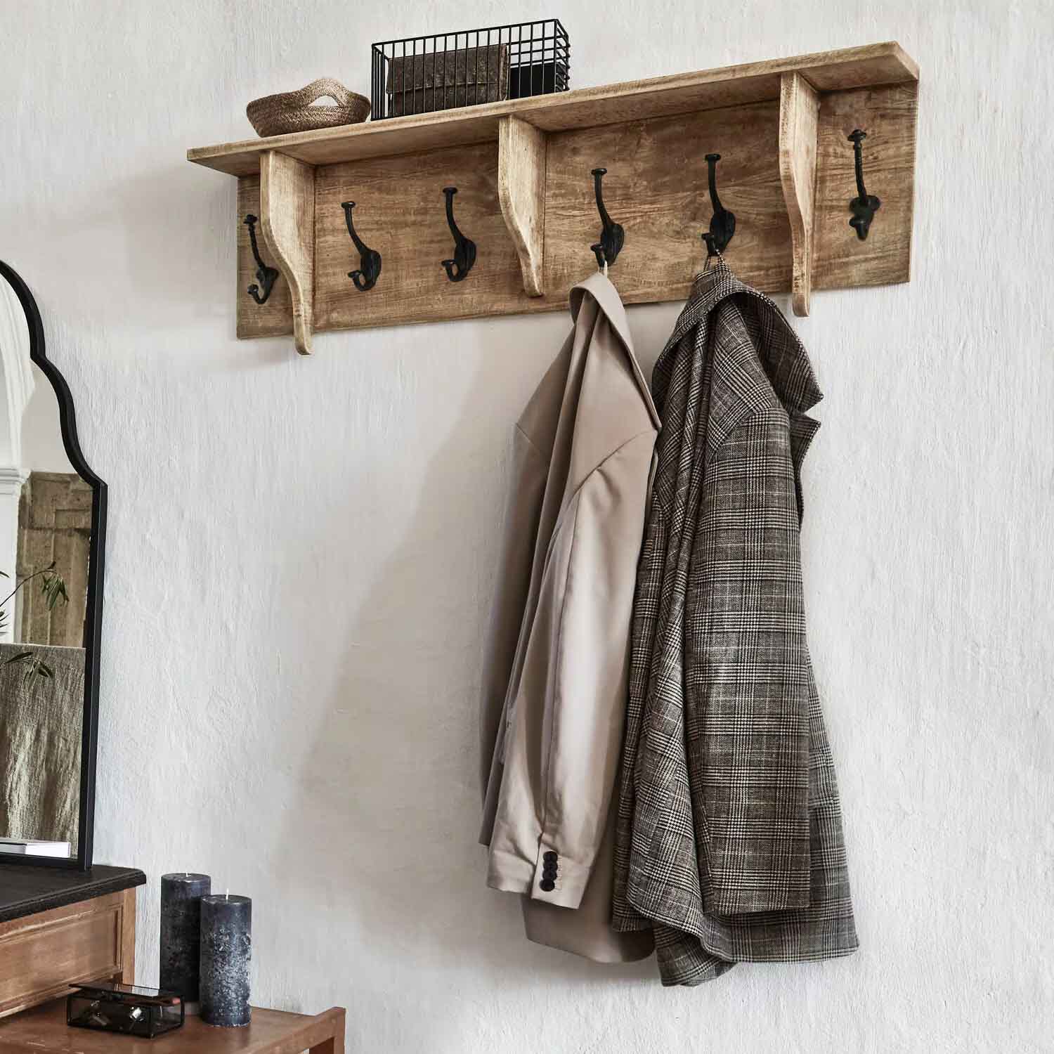 Porte-manteau mural en bois naturel avec crochets métalliques noirs, style rustique pour l'entrée
