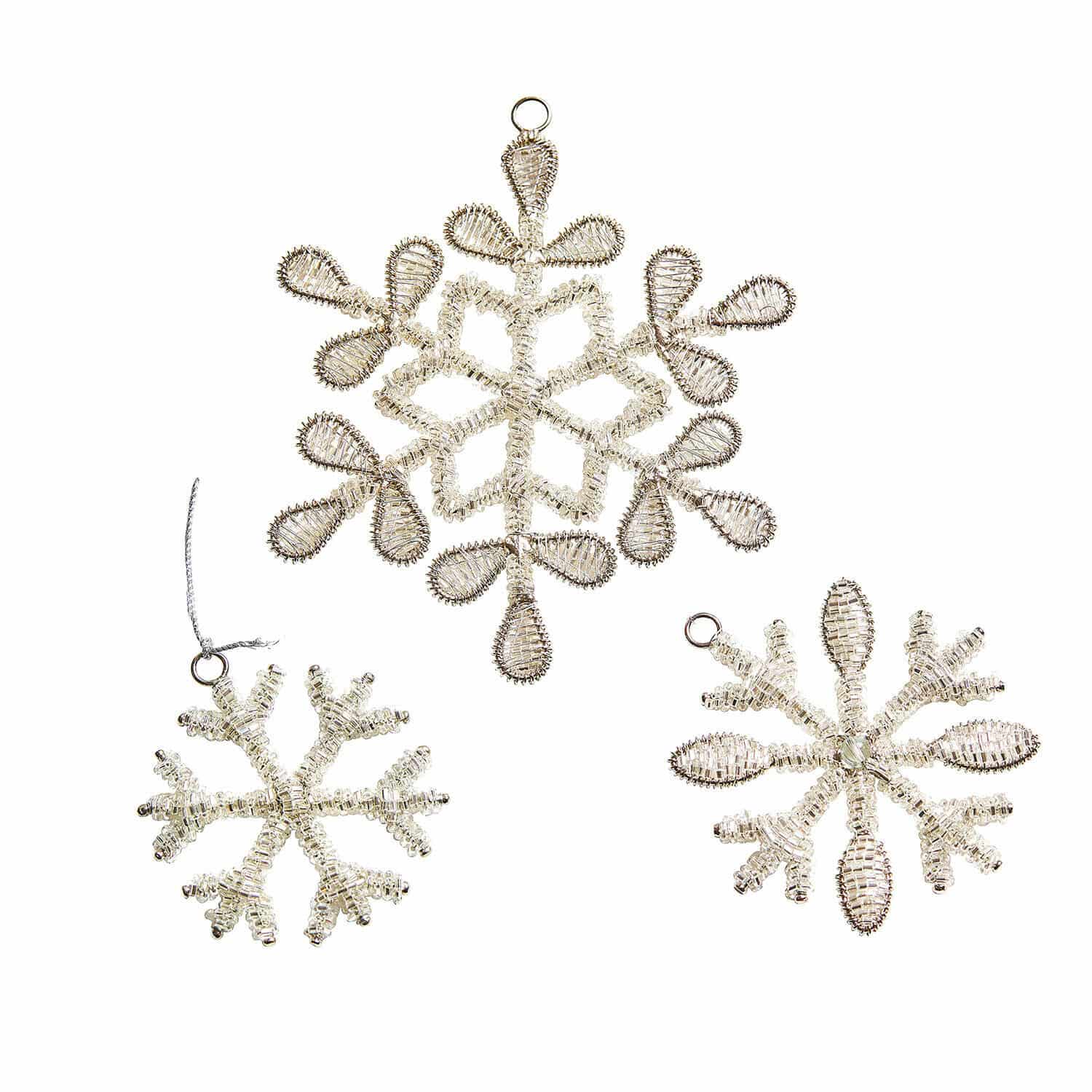 Lot de 3 décorations à suspendre Skadi Ensemble de trois décorations de Noël en forme de flocons de neige en perles transparentes et fil argenté