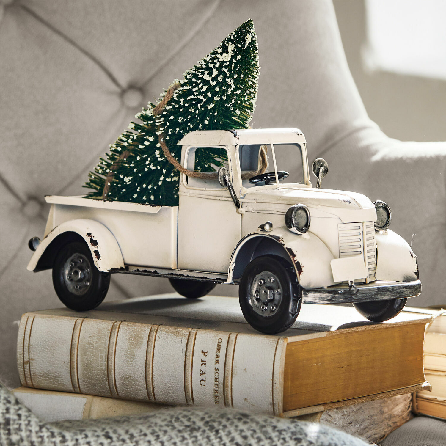 Camionnette décorative Formis Modèle de camion ancien en métal blanc avec sapin vert sur des livres, décoration de Noël