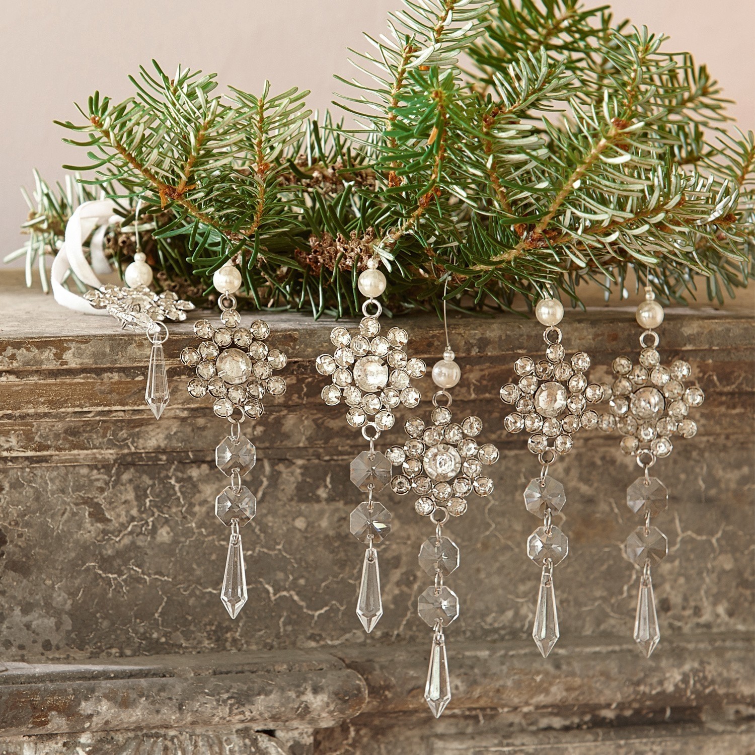 Lot de 6 décorations à suspendre Fleurette Décorations de Noël en cristal et perles suspendues à des branches de sapin vertes