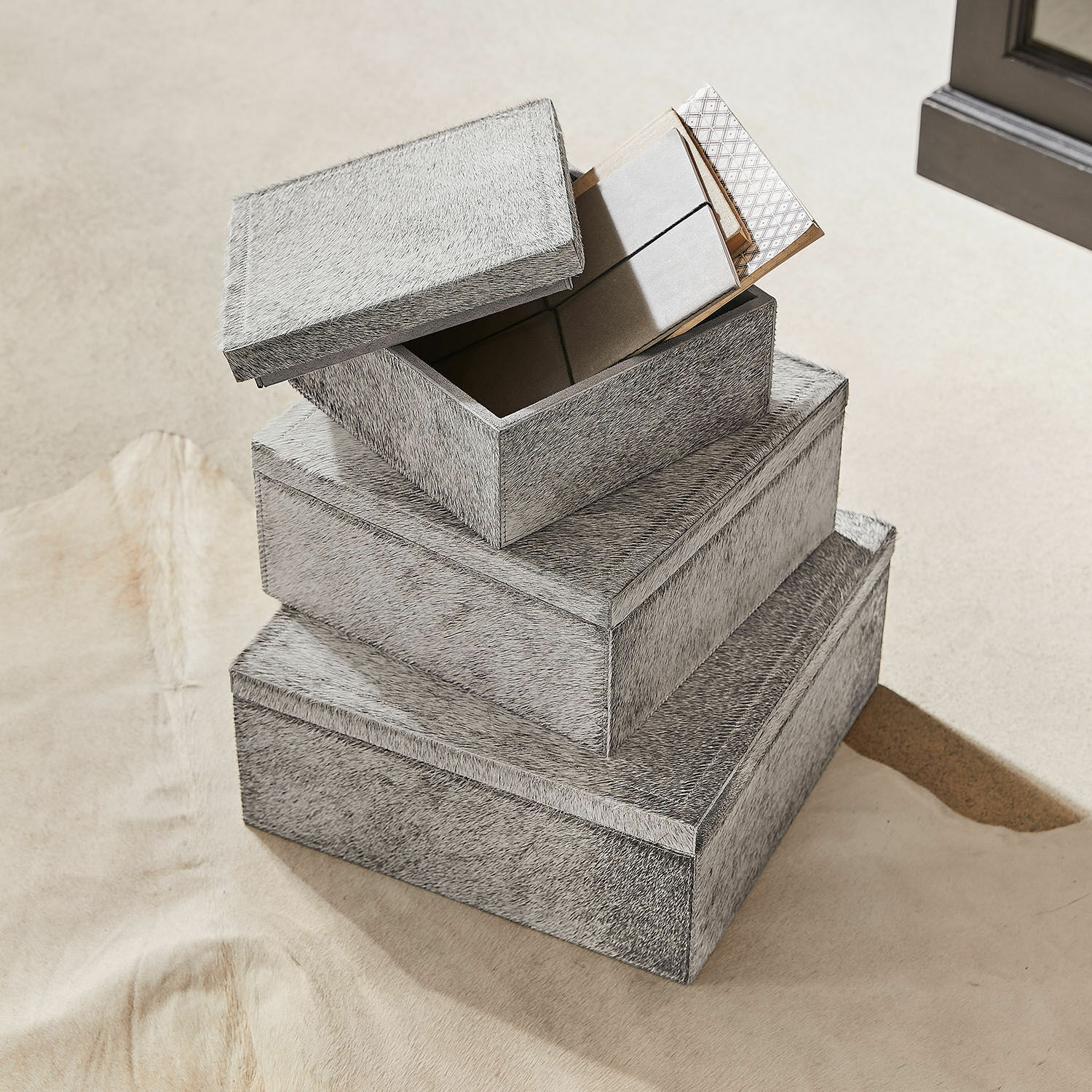 Lot de 3 boîtes Kélisandre Ensemble de trois boîtes de rangement grises en matière imitation fourrure, organiseur décoratif