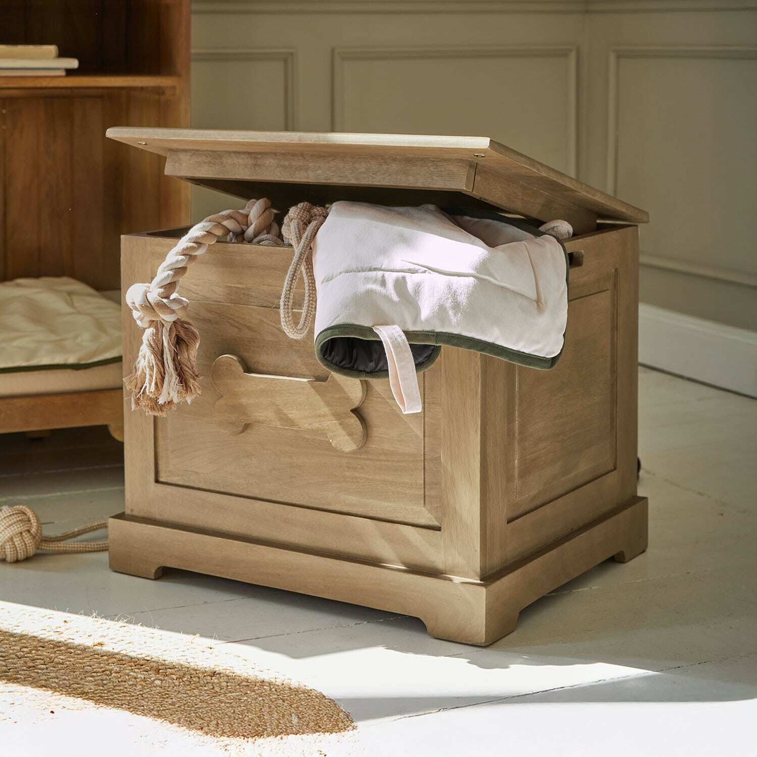 Coffre de rangement Alourine Coffre en bois naturel avec motif os pour ranger jouets et accessoires pour chien, rangement pratique