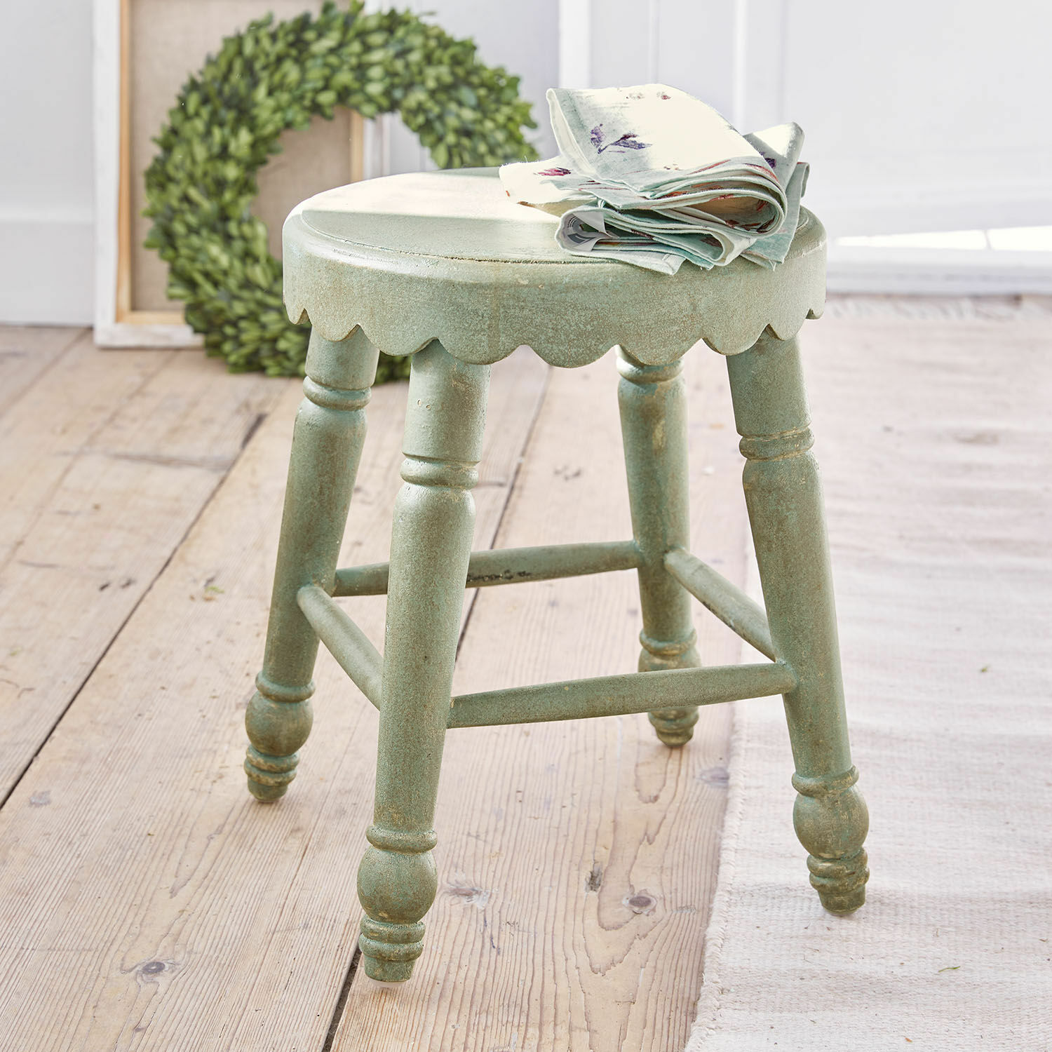 Tabouret Nirvent Petit tabouret en bois vert avec bord décoratif et tissu plié dessus, meuble d'intérieur