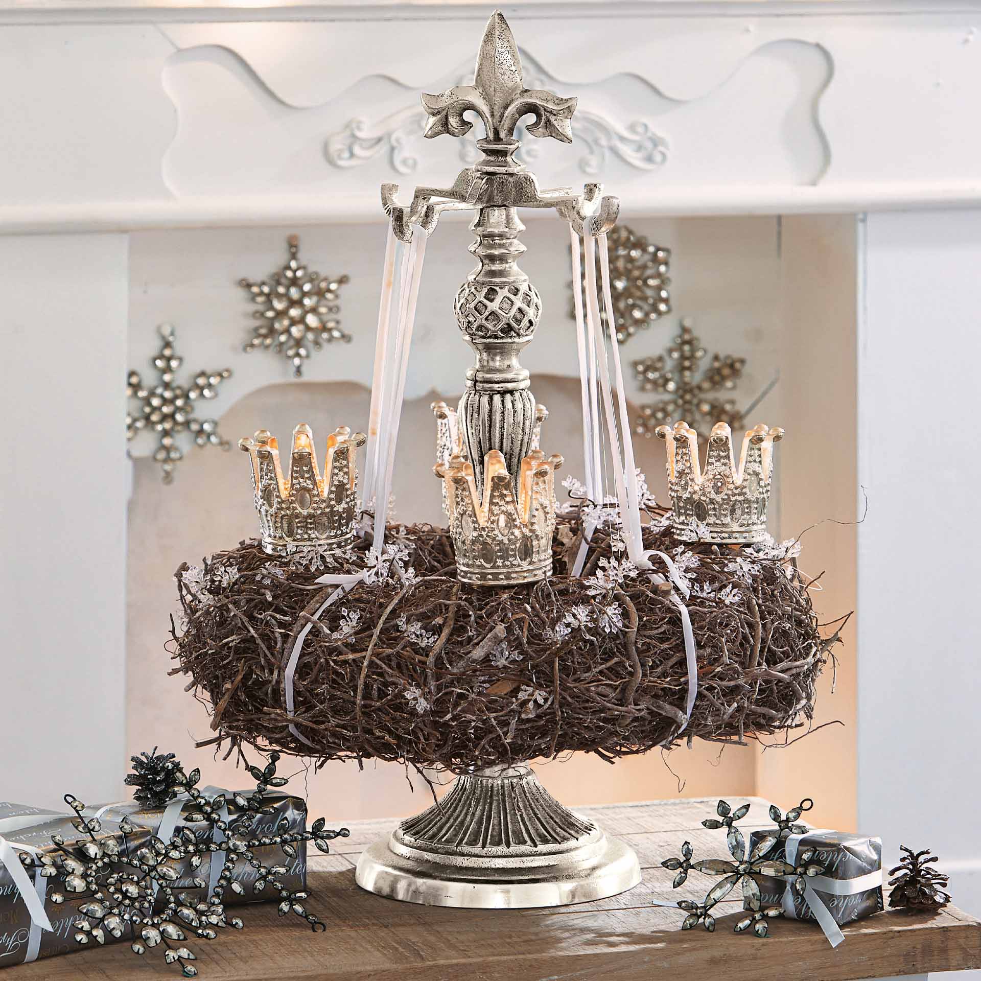 Bougeoir décoratif en métal argenté avec couronne en brindilles et décorations de Noël scintillantes