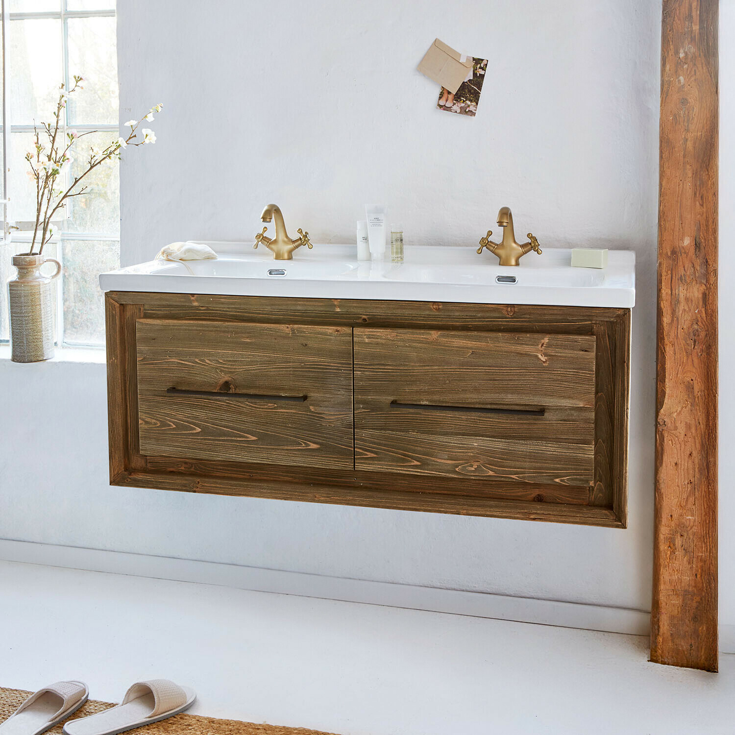 Meuble de salle de bain suspendu en bois avec lavabo blanc et robinets dorés, style rustique