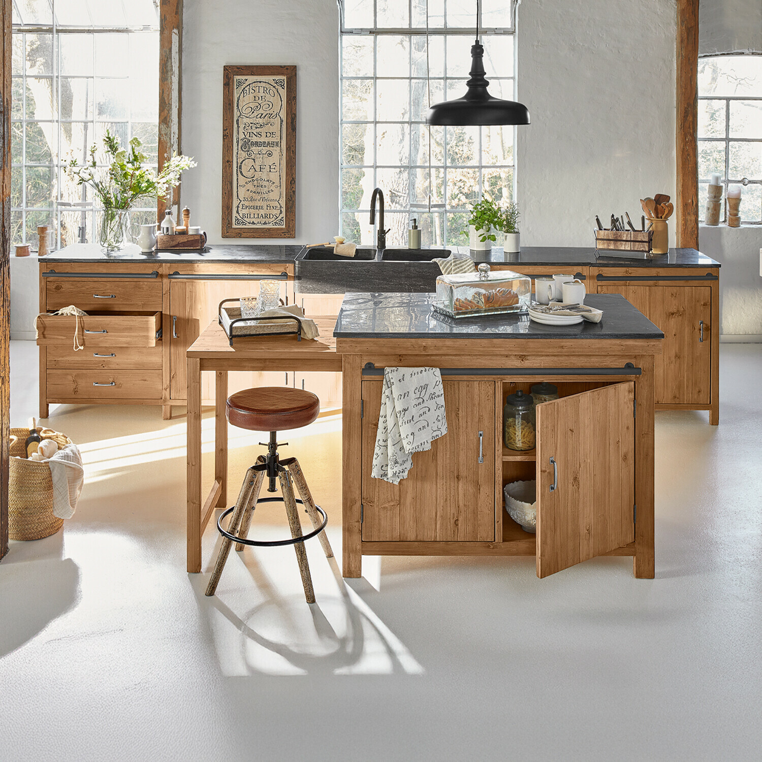 Lot de 4 éléments de cuisine Sunnybrook Cuisine avec meubles en bois clair et plan de travail noir, tabouret et décorations lumineuses