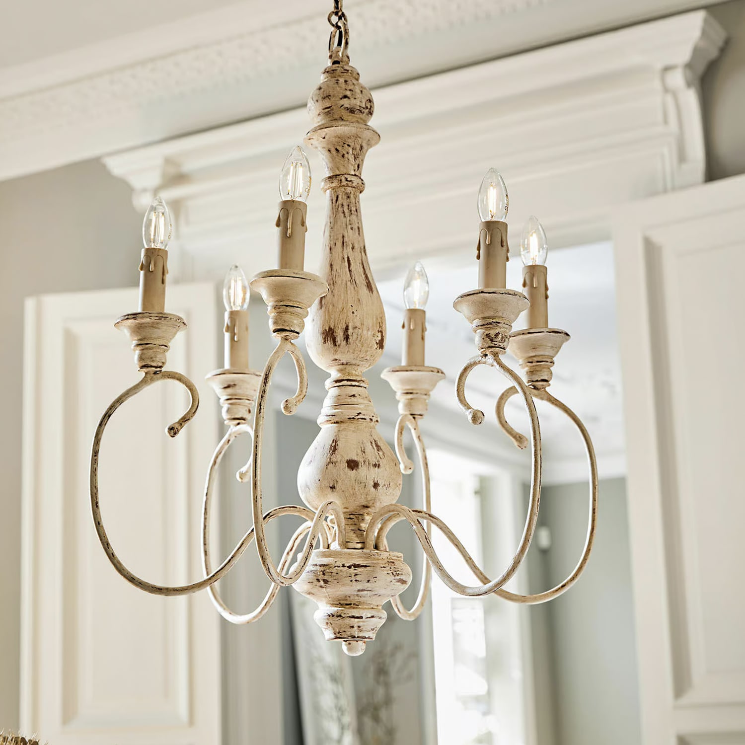 Lustre vintage à six ampoules en métal effet bois blanc vieilli, élément décoratif d'éclairage intérieur élégant