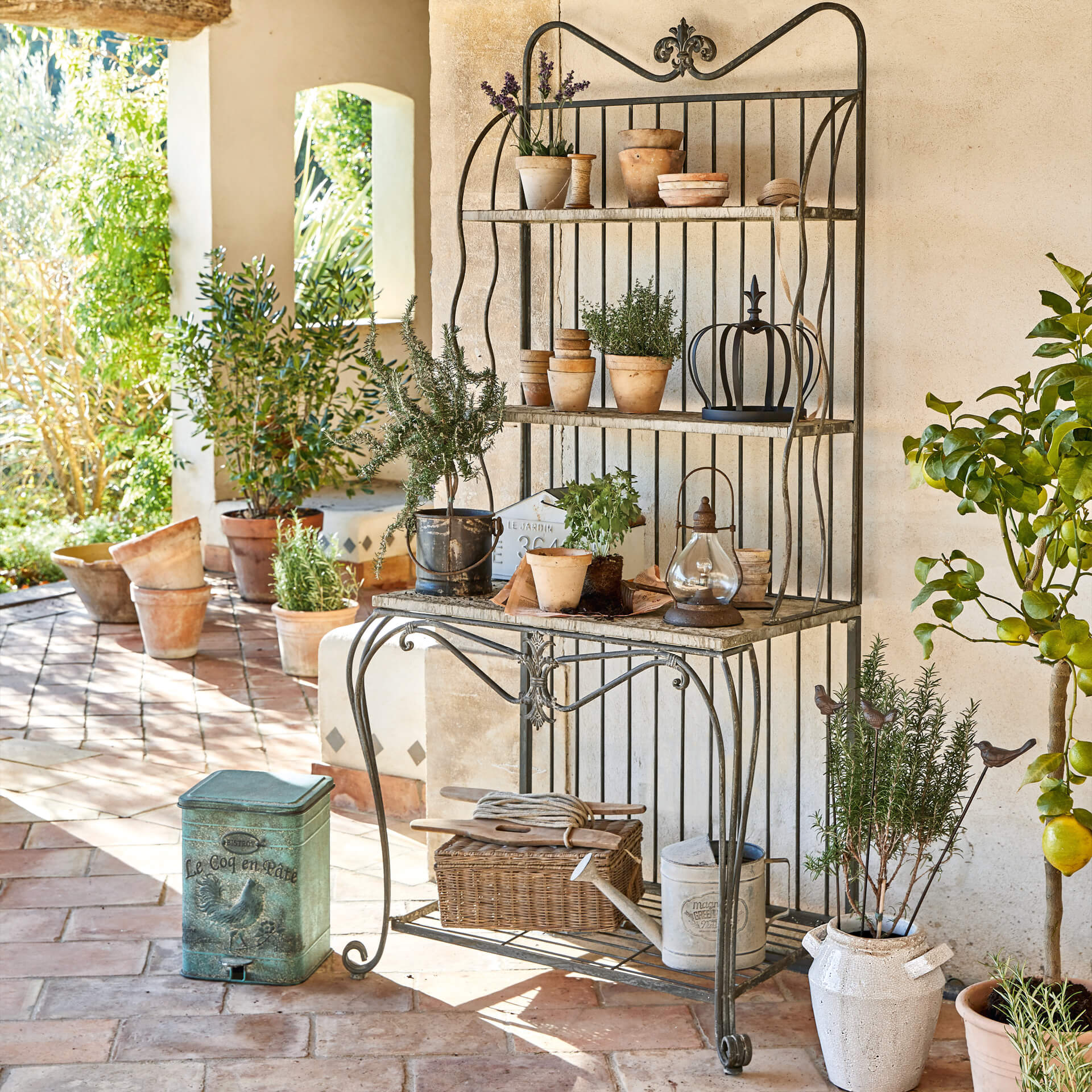 Étagère de jardin en métal avec pots en terre cuite, idéale pour ranger outils et plantes en extérieur