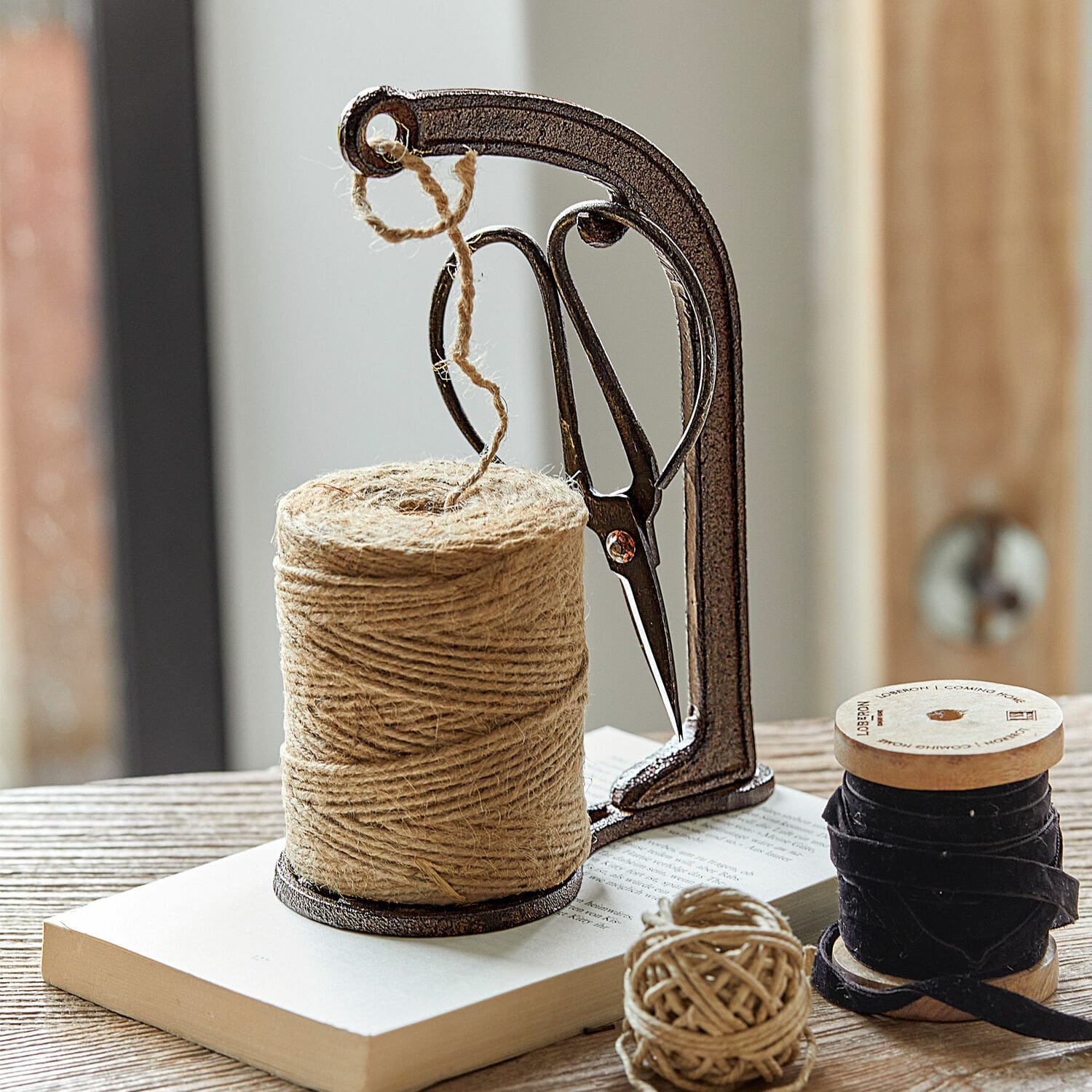 Porte-bobine avec ciseaux Preston Support en métal avec ciseaux et bobine de ficelle naturelle sur table en bois