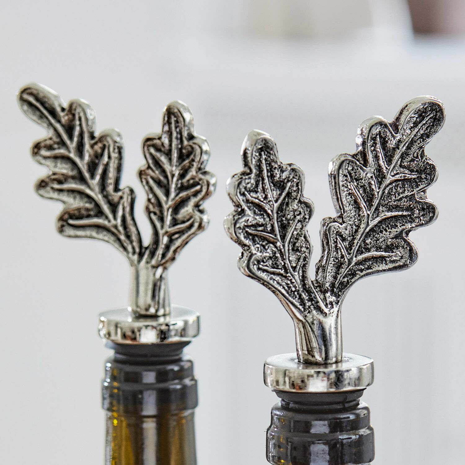Lot de 2 bouchons de bouteilles Vibius Bouchons de bouteille en métal argenté avec décor de feuilles de chêne, accessoire pour vin.