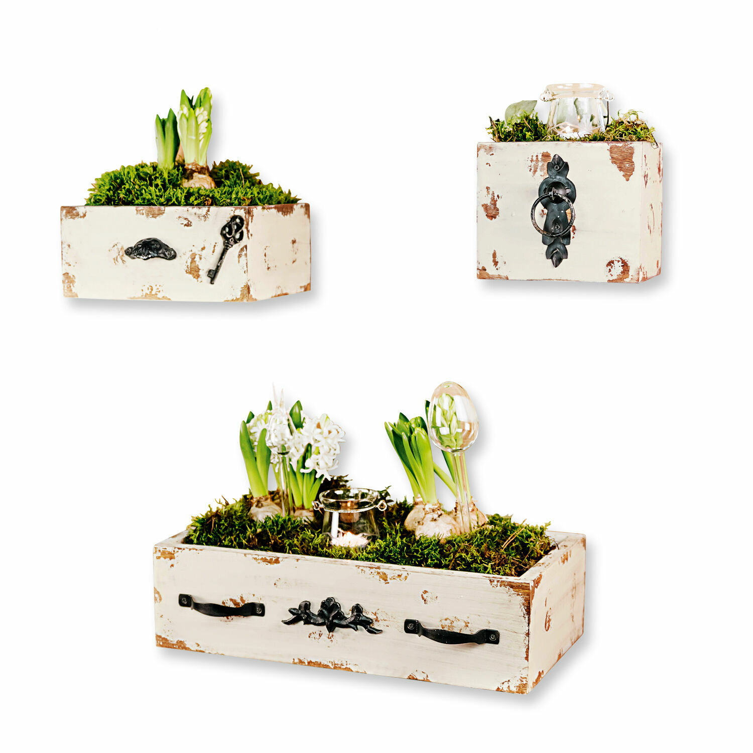 Lot de 3 caisses décoratives Gorik Ensemble de trois jardinières en bois blanc vieilli avec plantes vertes et mousse décorative