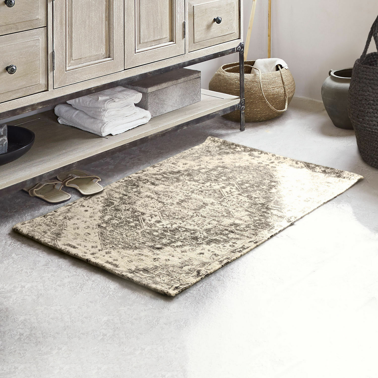 Tapis de bain Davis Tapis beige à motif géométrique dans un style naturel sur un sol clair dans un salon
