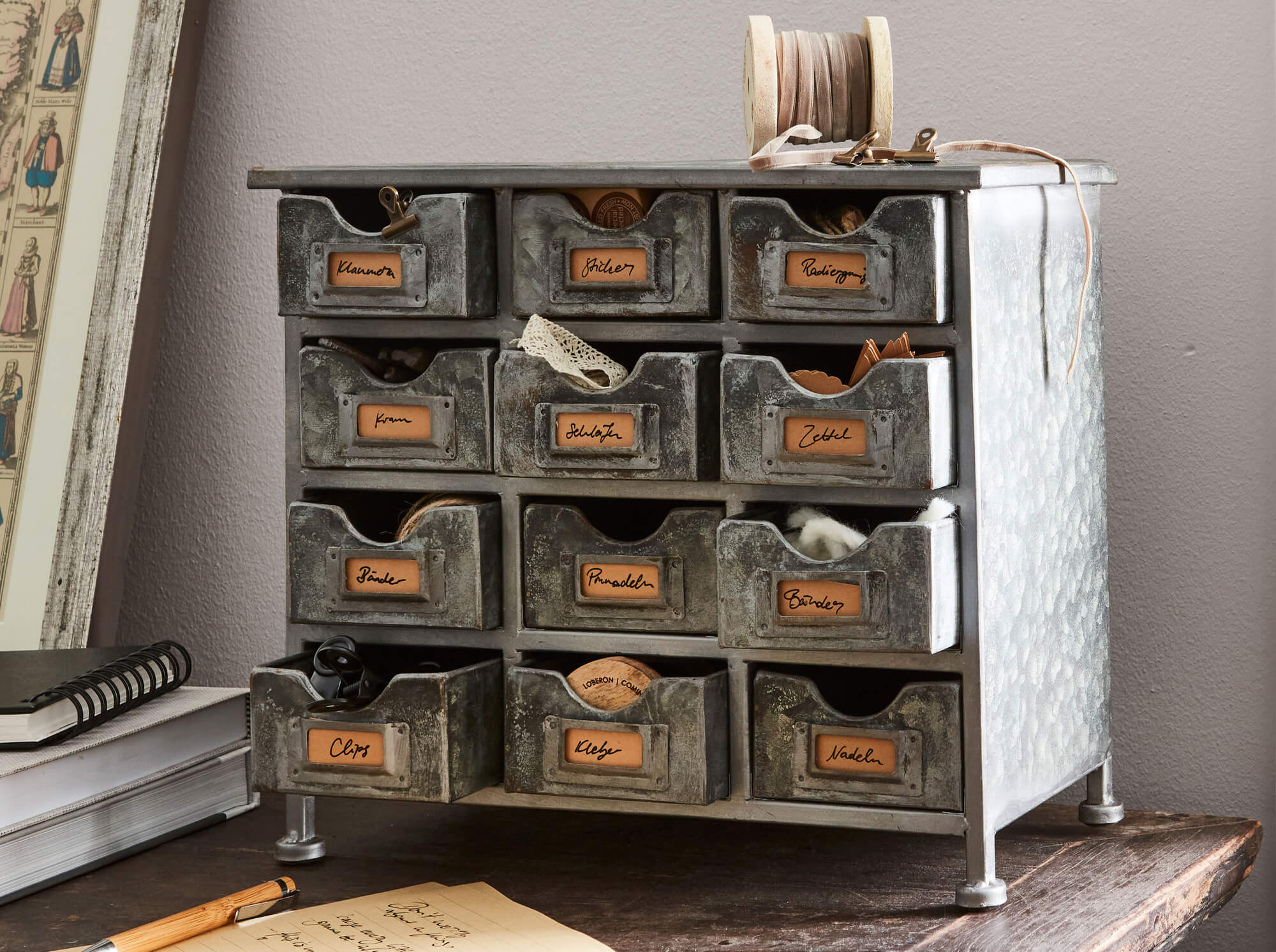 Meuble vintage en métal avec 15 tiroirs pour ranger et organiser de petits objets divers