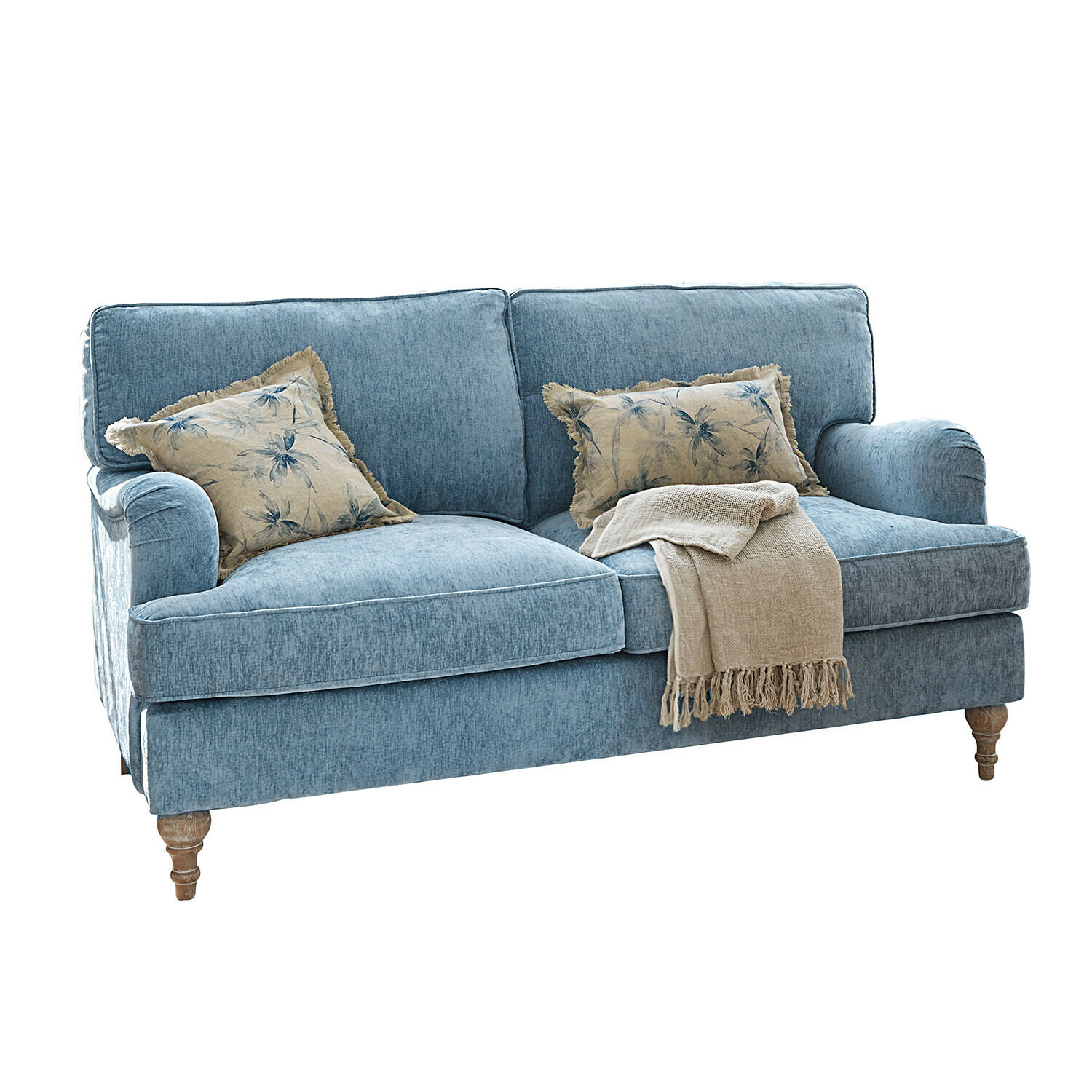 Canapé Elvika Canapé bleu en tissu avec pieds en bois, décoré d'un plaid beige et de coussins à motifs végétaux