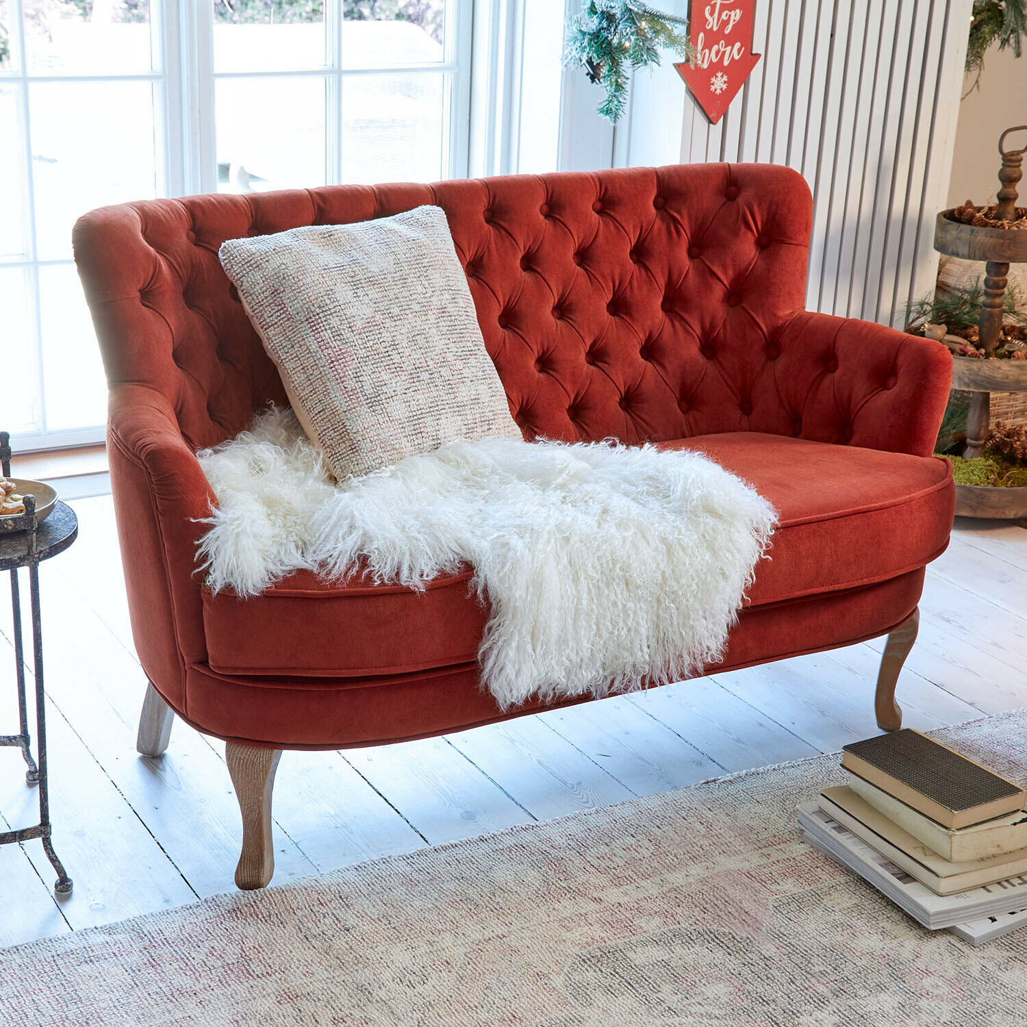 Canapé Calgary Canapé rouge en velours avec dossier capitonné et pieds en bois dans un intérieur lumineux décoré
