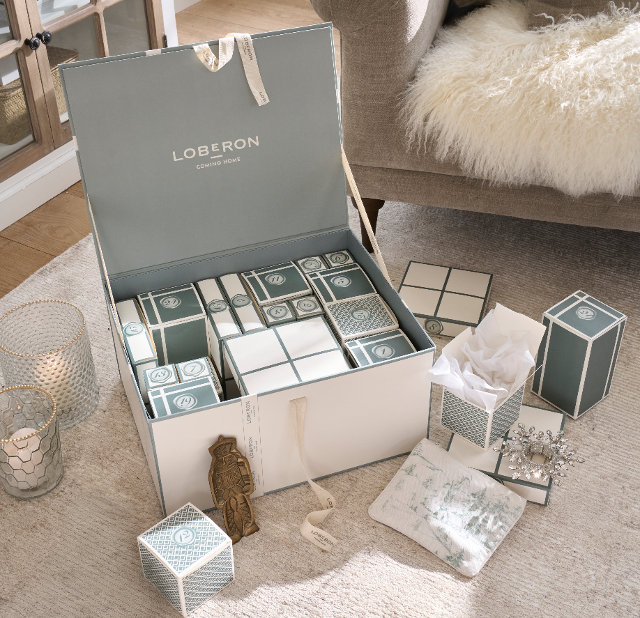 Boîte de calendrier de l’Avent décorative ouverte de LOBERON avec des boîtes cadeaux numérotées et des accessoires de Noël